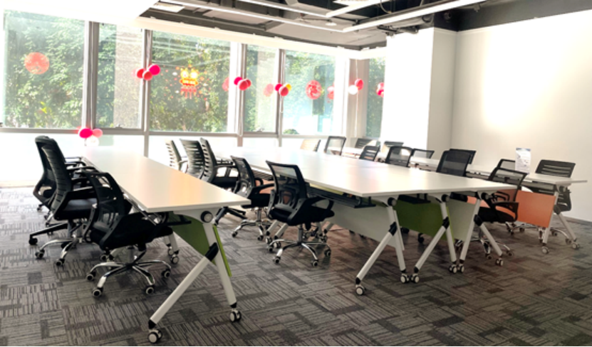 房间里有桌子和椅子中度可信度描述已自动天生