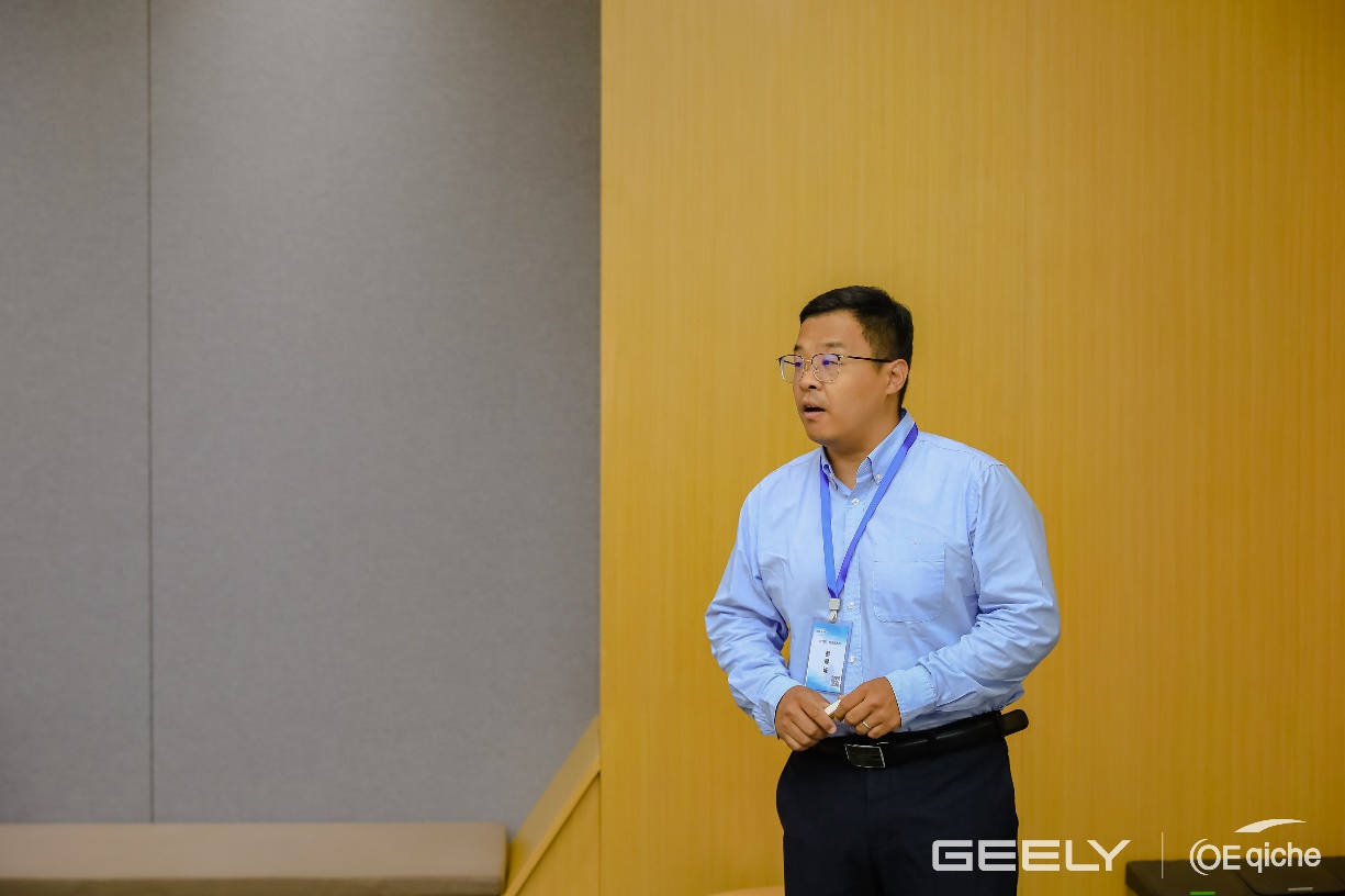 汉子站在房间里AI 天生的内容可能不正确。